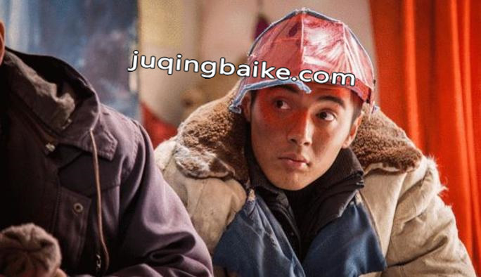 拉条子对一个流浪汉施舍