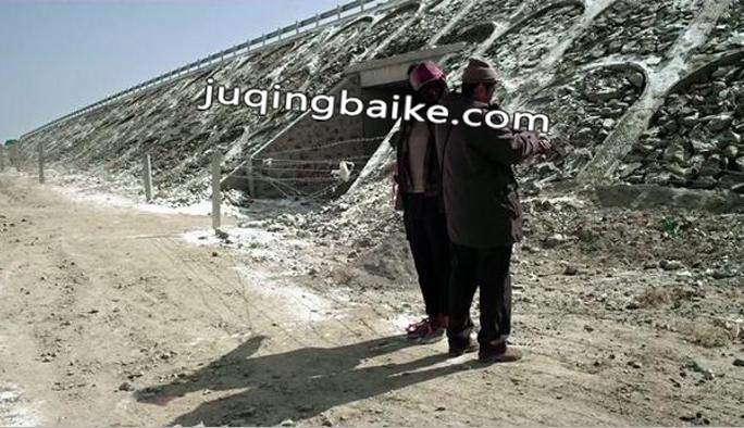 一个勺子剧照2 : 拉条子捆绑傻子威胁他离开
