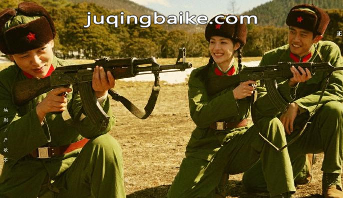 电影芳华剧照：大家在靶场里一起练习瞄准