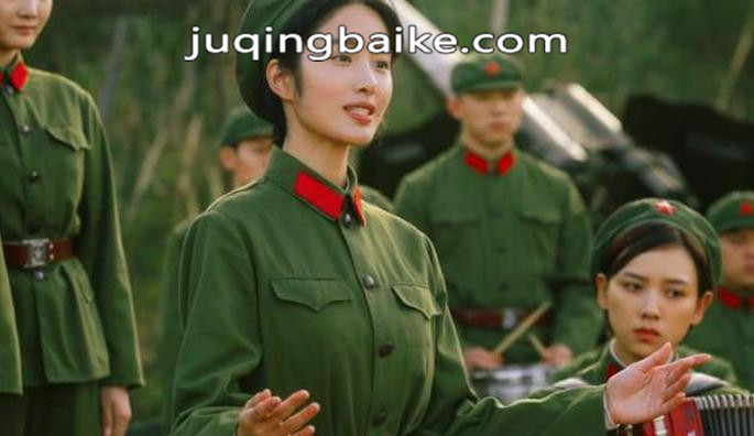 电影芳华剧照：小萍被战士的热情打动而放声歌唱
