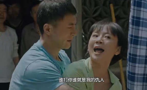 正阳门下小女人第36集剧照：小夏跟李国强家人大打出手
